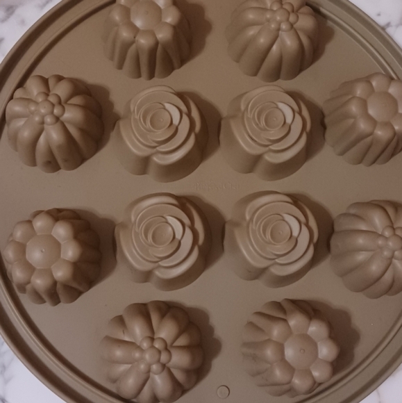 Pampered Chef Kitchen Pampered Chef 613 Silicone Floral Cupcake Pan